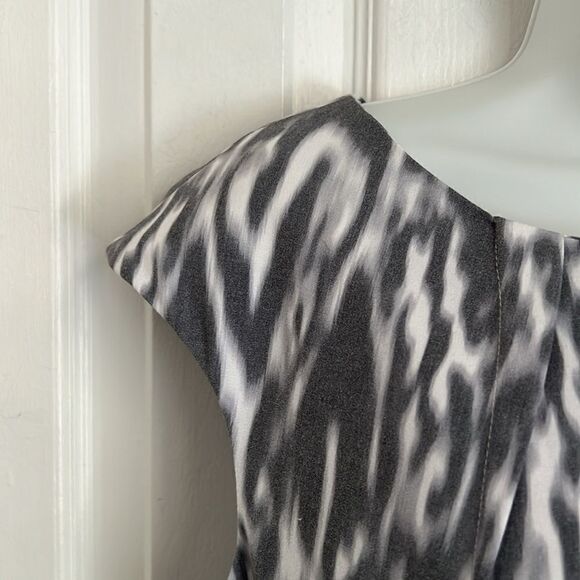 Calvin Klein Grey/White Cap Sleeve Empire Waist Shift Dress Size 12 NWT - Picture 3 of 16